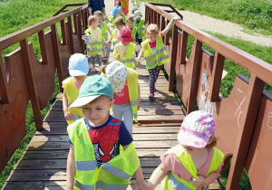 Dzieci idą po moście na Górce Widzewskiej.